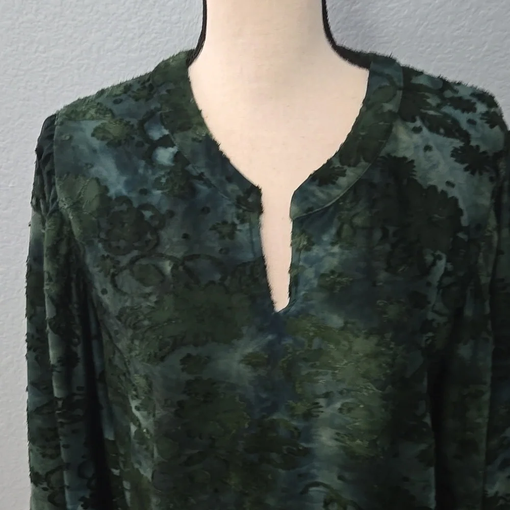 CALESSA Velvet Burnout Tie-Dye Split V-Neck Wrist Length Sleeve Tunic SZ LARGE - Picture 2 of 13